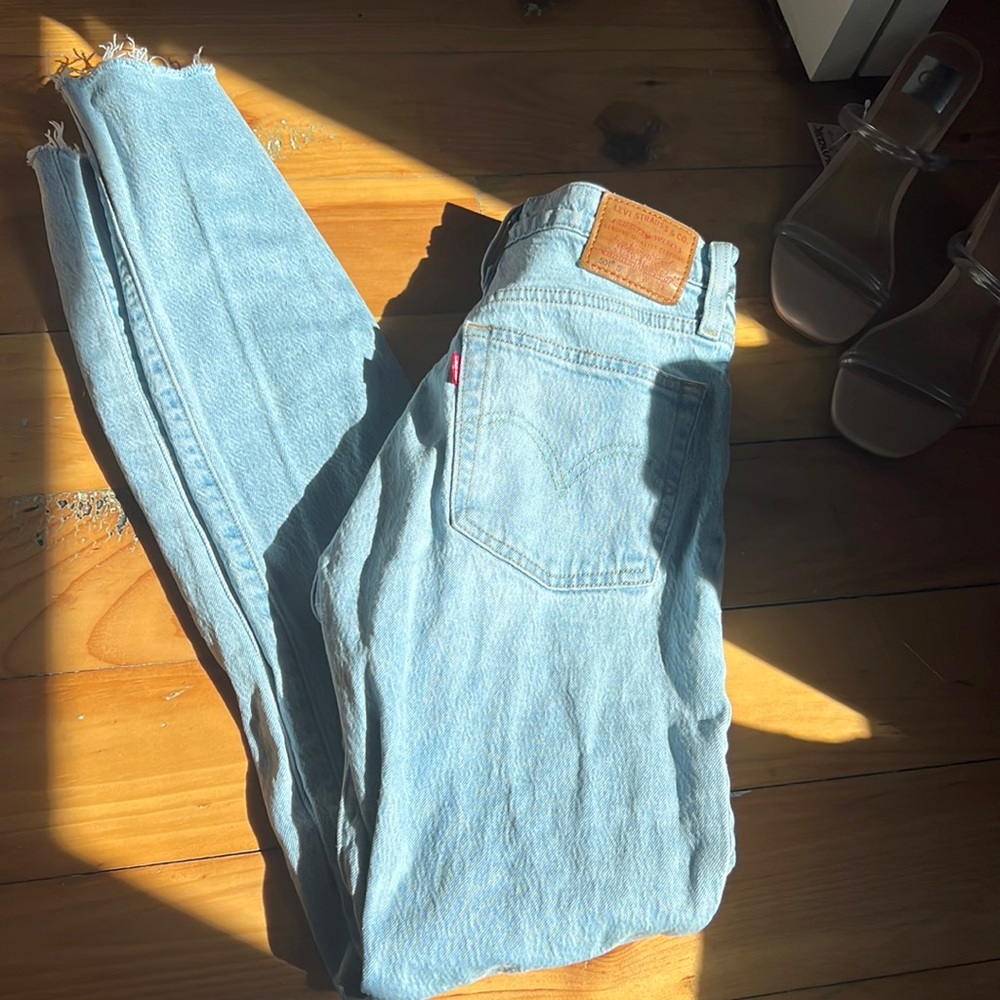 Levi’s size 25 skinny pant with frayed bottom